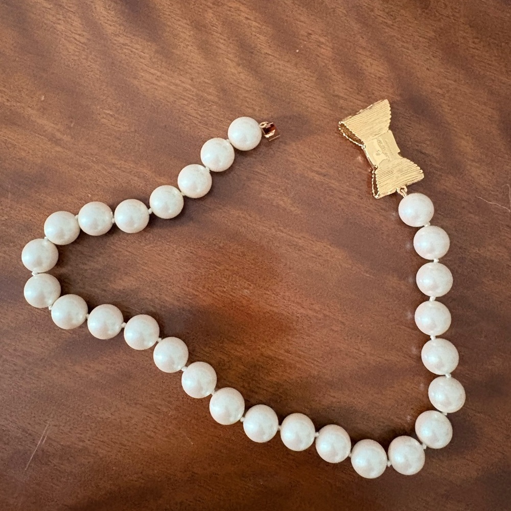 Kate Spade All Wrapped Up Short Pearl Necklace with Gold Bow Clasp